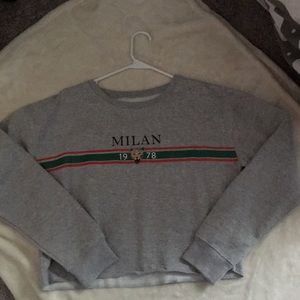 Gray kind sleeve shirt.